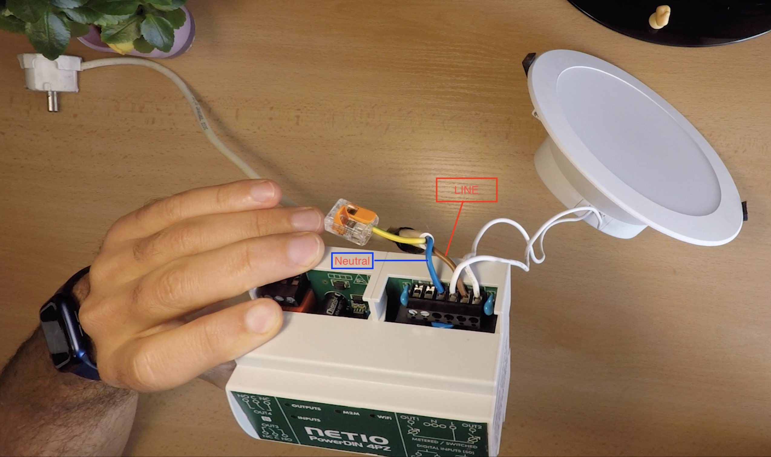 Connecting Output 2 of the PowerDIN 4PZ to a downlight