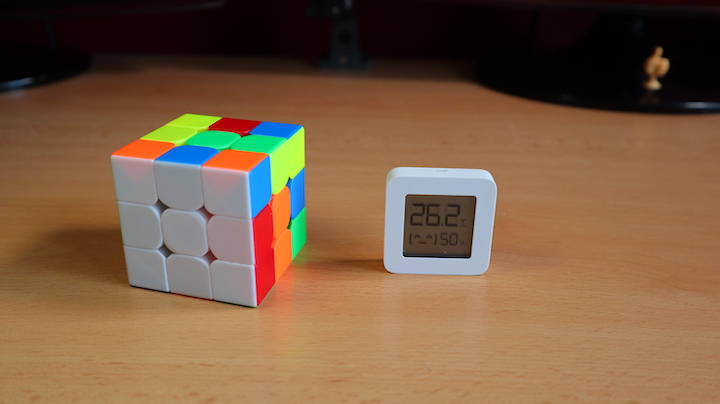 Xiaomi Temperature and Humidity Sensor compared to Rubic Cube