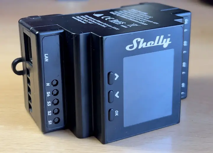 One of the latest 4-channel Shelly relay unboxed.