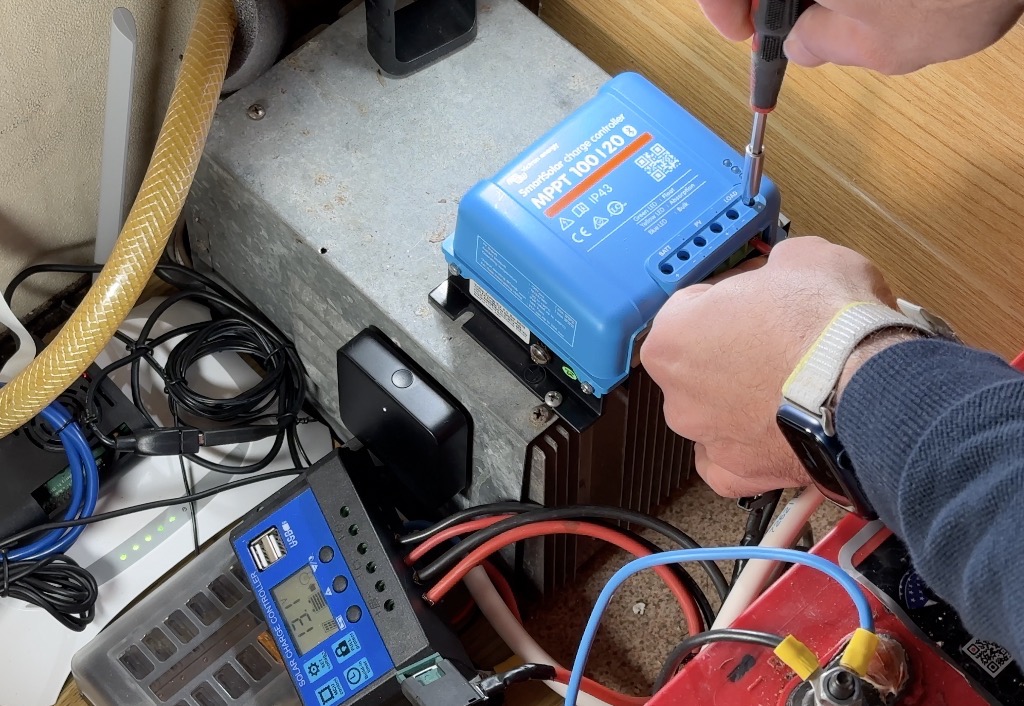 Connecting the Camper load wires to the Victron MPPT load terminals