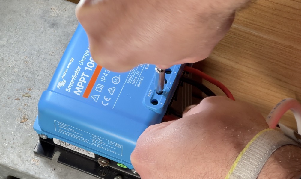 Connecting the wires from the Battery to the BATT terminal of the Victron MPPT