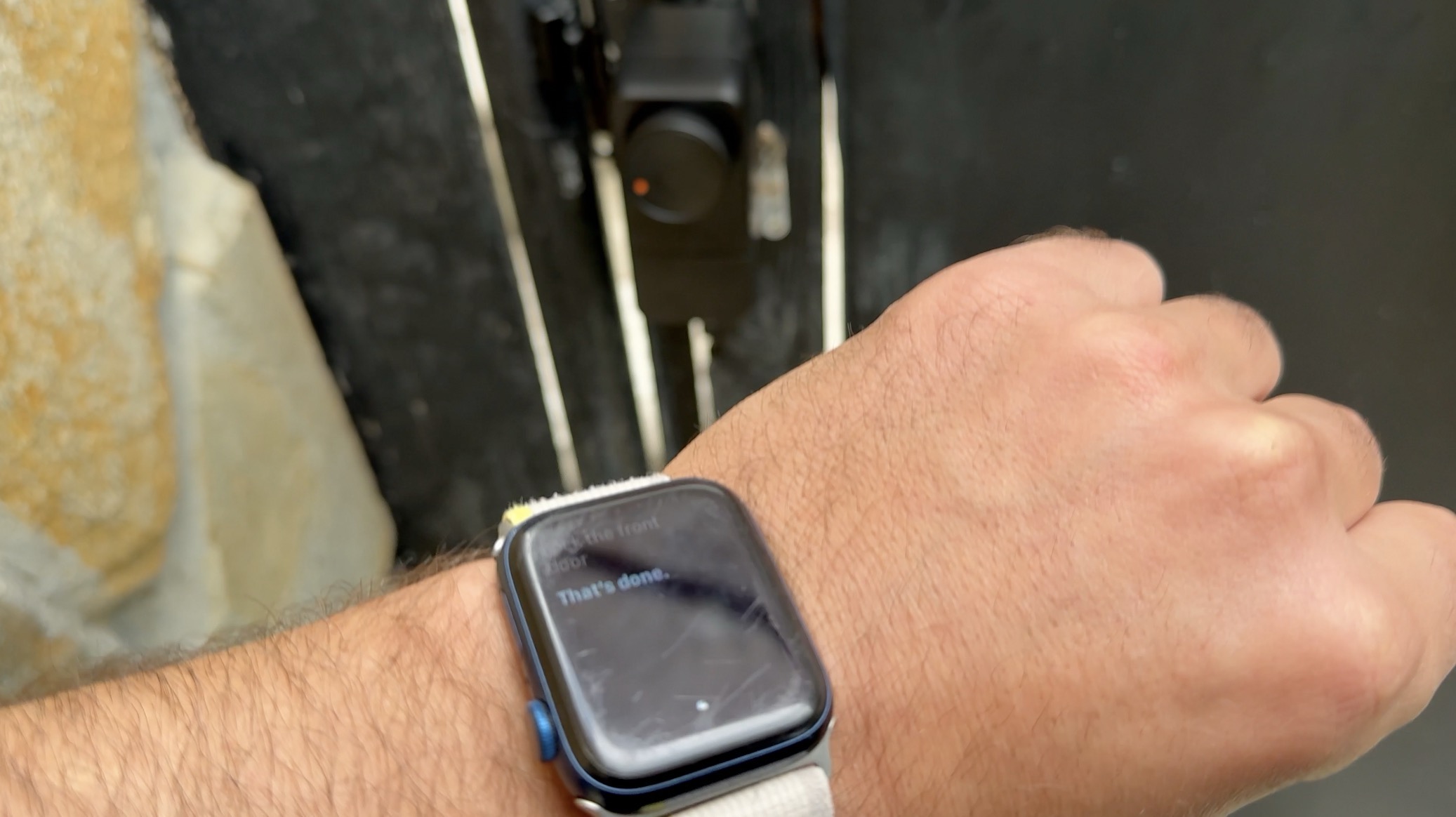 Locking the SwitchBot Lock Pro with my old and scratched Apple Watch - That's done.